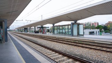 Girona, İspanya - 20 Eylül 2024: İspanya 'daki Girona tren istasyonundaki insanlar