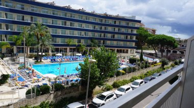 Lloret de mar, İspanya - 30 Eylül 2024: havuzlu güzel panoramik ight Akvaryumu ve Spa Oteli