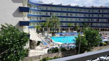 Lloret de mar, İspanya - 30 Eylül 2024: havuzlu güzel panoramik ight Akvaryumu ve Spa Oteli