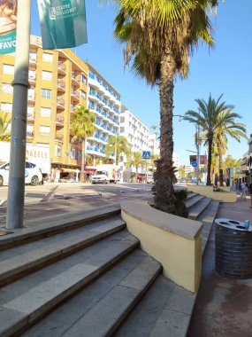 Lloret de mar, İspanya - 30 Eylül 2024: Akdeniz kıyısındaki Lloret de mar şehrinde inşaat ve sokak cepheleri.