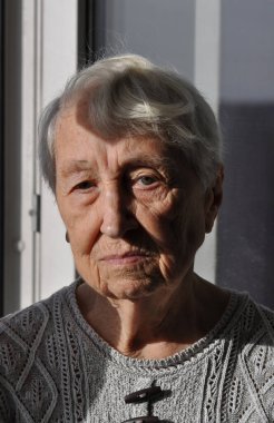 Kişisel sağlık sorunları için endişelenen düşünceli yaşlı kadının portresini yakından çek. Yaşlı kadınların aile sorunlarını düşünmesi, yalnız hissetmesi, evde oturması..