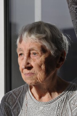 Kişisel sağlık sorunları için endişelenen düşünceli yaşlı kadının portresini yakından çek. Yaşlı kadınların aile sorunlarını düşünmesi, yalnız hissetmesi, evde oturması..