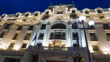 Güzel, Fransa - 22 Eylül 2024: gece Negresco Oteli 'nde aydınlık patikalar. Negresco, Nice 'teki Promenade des Anglais, Baie des Anges' de Cote d 'Azur veya French Riviera' nın sembolü olan ünlü lüks bir oteldir.