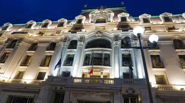 Güzel, Fransa - 22 Eylül 2024: gece Negresco Oteli 'nde aydınlık patikalar. Negresco, Nice 'teki Promenade des Anglais, Baie des Anges' de Cote d 'Azur veya French Riviera' nın sembolü olan ünlü lüks bir oteldir.