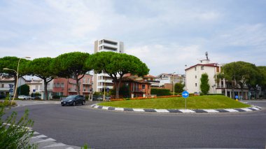 Lido di Jesolo, İtalya - 12 Eylül 2024: Lido di Jesolo, İtalya 'daki şehir merkezinde gezinti ve alışveriş caddesi.