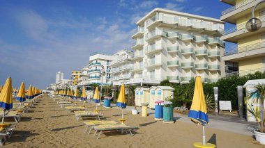 Venedik, Veneto bölgesi yakınlarındaki Lido di Jesolo plajında güneşli bir günde İtalya 'da şemsiyeler.