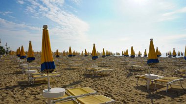 Venedik, Veneto bölgesi yakınlarındaki Lido di Jesolo plajında güneşli bir günde İtalya 'da şemsiyeler.