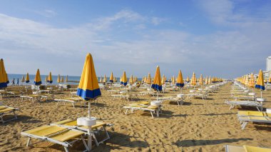 Venedik, Veneto bölgesi yakınlarındaki Lido di Jesolo plajında güneşli bir günde İtalya 'da şemsiyeler.