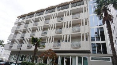 Lignano Sabbiadoro, İtalya - 16 Eylül 2024: Tatil köyünde tipik modern Avrupa mimarisi. İtalya 'nın Friuli Venezia Giulia bölgesinde Lignano Sabbiadoro ili Udine.