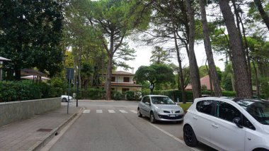 Lignano Sabbiadoro, İtalya - 16 Eylül 2024: Tatil köyünde tipik modern Avrupa mimarisi. İtalya 'nın Friuli Venezia Giulia bölgesinde Lignano Sabbiadoro ili Udine.
