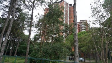 Tatil köyünde tipik modern Avrupa mimarisi. İtalya 'nın Friuli Venezia Giulia bölgesinde Lignano Sabbiadoro ili Udine.