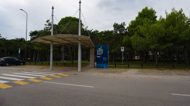 Lignano Sabbiadoro, İtalya - 16 Eylül 2024: Tatil köyünde tipik modern Avrupa mimarisi. İtalya 'nın Friuli Venezia Giulia bölgesinde Lignano Sabbiadoro ili Udine.