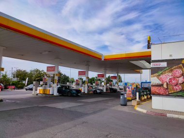 Budapeşte, Macaristan - 15 Eylül 2024: Güneşli bir günde deniz kabuğu benzin istasyonu. Shell, merkezi Hollanda 'da bulunan çok uluslu bir petrol ve gaz şirketidir..