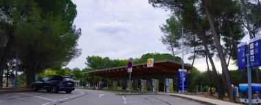 Aix-en-Provence, Fransa - 15 Eylül 2024: Fransa 'da otoyol boyunca arabaları ve karavanları olan bir Shell benzin istasyonunun yan görüntüsü