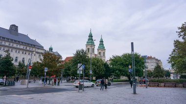 Budapeşte, Macaristan - 15 Eylül 2024: Macaristan 'ın tarihi merkezine giden insanlar