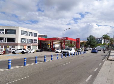Lloret de mar, İspanya - 30 Eylül 2024: Terk Edilmiş Cespa benzin istasyonu.