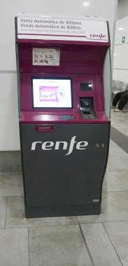 Barselona, İspanya - 18 Mayıs 2023: Barcelona, İspanya 'ya seyahat için Renfe tren bileti onaylayıcısı. Rodalies de Catalunya 'da indirim