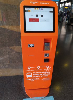 Barselona, İspanya - 18 Mayıs 2023: Barselona, İspanya 'ya seyahat için Moventis otobüs bileti onaylayıcısı. Rodalies de Catalunya 'da indirim