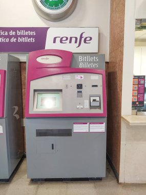 Barselona, İspanya - 18 Mayıs 2023: Barcelona, İspanya 'ya seyahat için Renfe tren bileti onaylayıcısı. Rodalies de Catalunya 'da indirim