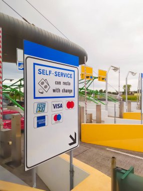 Roma, İtalya - 3 Ekim 2023: Otoyoldaki arabalar, İtalya 'daki otoyol.