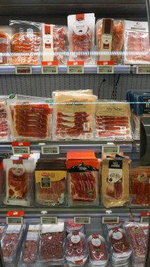 Palafrugell, İspanya - 9 Eylül 2024: Esclat markası Palafrugell, İspanya 'da büyük bir süpermarkettir.