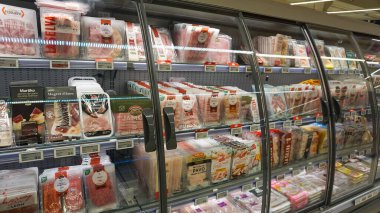 Palafrugell, İspanya - 9 Eylül 2024: Esclat markası Palafrugell, İspanya 'da büyük bir süpermarkettir.