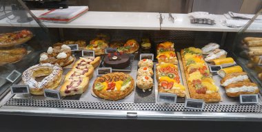 Palafrugell, İspanya - 9 Eylül 2024: Esclat markası Palafrugell, İspanya 'da büyük bir süpermarkettir.