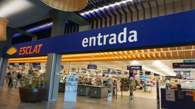 Palafrugell, İspanya - 9 Eylül 2024: Esclat markası Palafrugell, İspanya 'da büyük bir süpermarkettir.