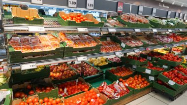 Palafrugell, İspanya - 9 Eylül 2024: Esclat markası Palafrugell, İspanya 'da büyük bir süpermarkettir.