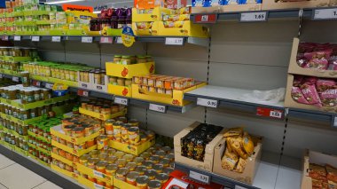 Palafrugell, İspanya - 9 Eylül 2024: Esclat markası Palafrugell, İspanya 'da büyük bir süpermarkettir.