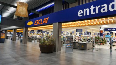 Palafrugell, İspanya - 9 Eylül 2024: Esclat ticari markası Palafrugell, İspanya 'da büyük bir süpermarkettir.