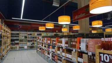 Palafrugell, İspanya - 9 Eylül 2024: Esclat markası Palafrugell, İspanya 'da büyük bir süpermarkettir.