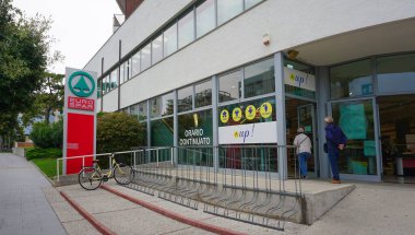 Lido di Jesolo, İtalya - 12 Eylül 2024: Eurospar mağazası. Dünya çapında yayılmış çok uluslu bir Hollanda gıda perakendecisi..