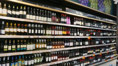 Lloret de mar, İspanya - 30 Eylül 2024: Lidl markası, İspanya 'nın Lloret de mar şehrinde büyük bir süpermarkettir.