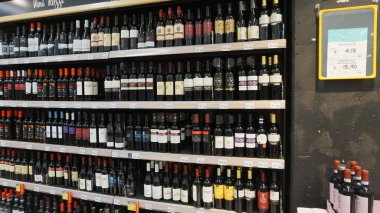 Lloret de mar, İspanya - 30 Eylül 2024: Lidl markası, İspanya 'nın Lloret de mar şehrinde büyük bir süpermarkettir.