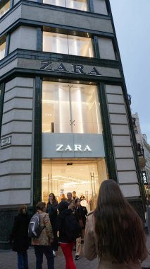 Budapeşte, Macaristan - 15 Eylül 2024: İspanyol markası Zara. Almanya 'nın Hannover kentindeki Zara sancak gemisi mağazasının camında bir logo.