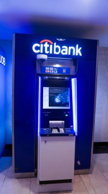 Jakarta, Endonezya - 21 Ocak 2024: ATM Citibank. Endonezya 'daki bir alışveriş merkezindeki ATM' de bazı müşteriler işlem yaparken görüldü..