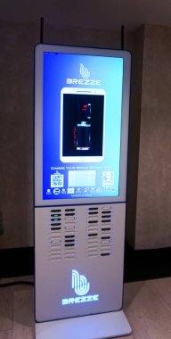 Jakarta, Endonezya - 21 Ocak 2024: Açık ATM Breeze ATM ve Vending - yüksek banka ücretleri ve fonların çekilmesi konsepti