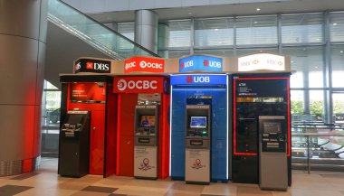 Singapur - 21 Ocak 2024 Daha yeni bir OCBC ATM Otomatik Teller Machine. Bir ATM müşterilere bankadan herhangi bir temsilcinin yardımı olmadan temel işlemleri tamamlama olanağı sağlar.
