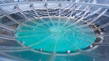 Singapur - 20 Ocak 2025: Shoppes Marina Körfezi Sands yakınlarındaki Fountain Funnel Singapur yakınlarında duran turistler. Singapur 'daki Marina Körfezi' ndeki ünlü alışveriş merkezi.