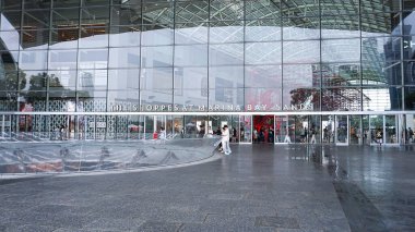 Singapur - 20 Ocak 2025: Shoppes Marina Körfezi Sands yakınlarındaki Fountain Funnel Singapur yakınlarında duran turistler. Singapur 'daki Marina Körfezi' ndeki ünlü alışveriş merkezi.