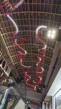 Singapur - 20 Ocak 2024: Marina Körfezi Sands 'deki dükkanların ve butiklerin görüntüsü. Singapur Asya 'nın popüler bir turistik beldesidir..