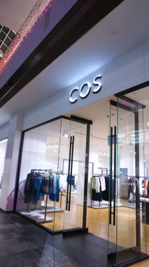 Singapur - 20 Ocak 2025: Singapur 'daki Marina Körfezi Kumları' ndaki Shoppes 'deki COS mağazasında giysiler sergileniyor.