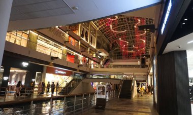 Singapur - 20 Ocak 2024: Marina Körfezi Sands 'deki dükkanların ve butiklerin görüntüsü. Singapur Asya 'nın popüler bir turistik beldesidir..