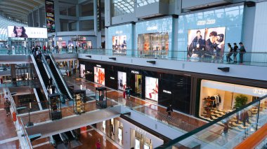 Singapur - 20 Ocak 2025: 20 Ocak 2025 'te Singapur' daki Marina Bay Sands 'deki Gucci mağazasının iç çekimleri