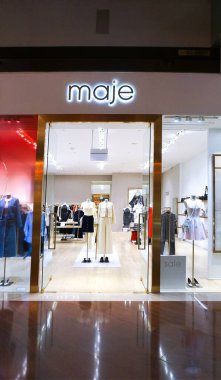 Singapur - 20 Ocak 2025: 20 Ocak 2025 'te Singapur' da Marina Körfezi Sands 'deki Maje mağazasının iç çekimleri