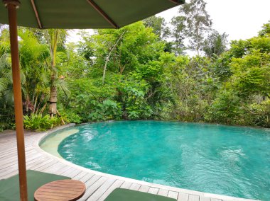 Güneşli bir sabahta Bali 'deki Luxuyr Otel Havuzu