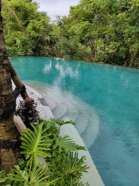 Güneşli bir sabahta Bali 'deki Luxuyr Otel Havuzu