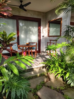 Bali 'de yaz bahçesi olan soyut Ubud tatil köyündeki teras manzarası.