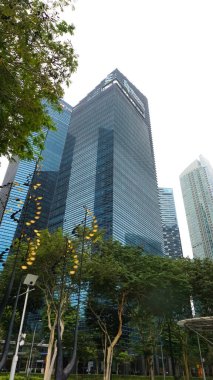 Singapur - 20 Ocak 2024: Singapur 'daki binanın çatısında standart bir logo. Standard Chartered PLC bir İngiliz bankacılık ve finans hizmetleri şirketidir.